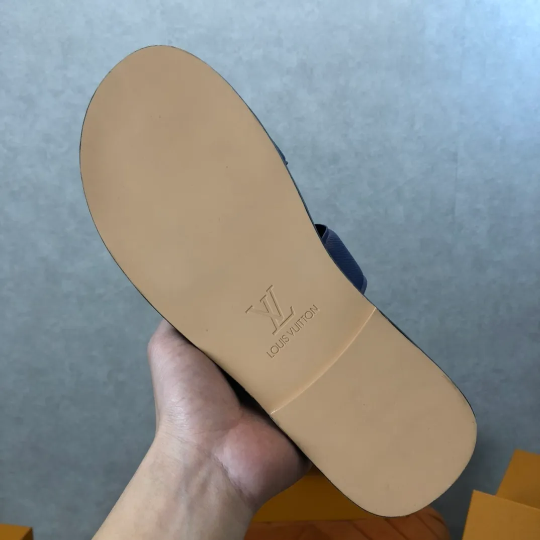 Factory price: 270💰LV counters are selling new brand luxury men's slippers, casual, loose and comfortable. The must-have model in the picture above [Happy][Happy], multiple colors available Size: 38-44, customized 45